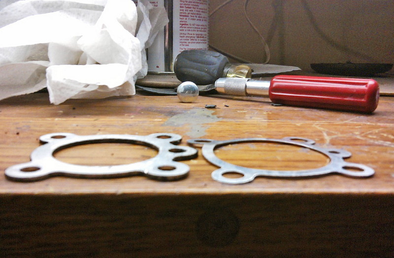 1 HP thick head gasket beside normal Puch gasket
