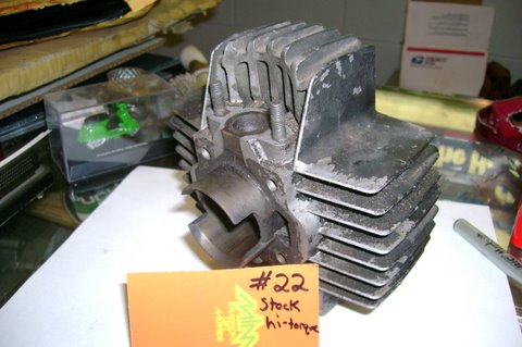 Connected cooling fins on closed-port Puch cylinder